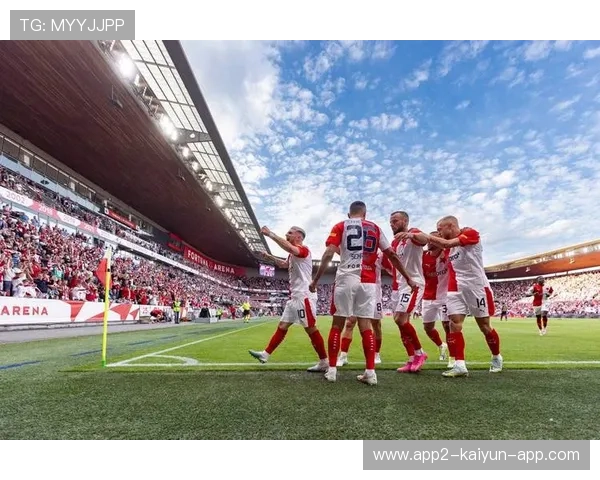 球队在欧冠中通过定位球获得致胜机会，欧冠比赛球场座位标准